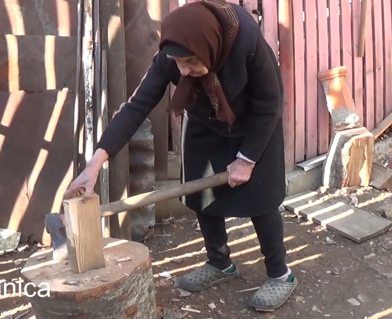 (Video) Au depășit 100 de ani. Sparg lemne, cosesc și se gospodăresc singuri. Povestea celor mai în vârstă locuitori din ”Blue Zone” de România
