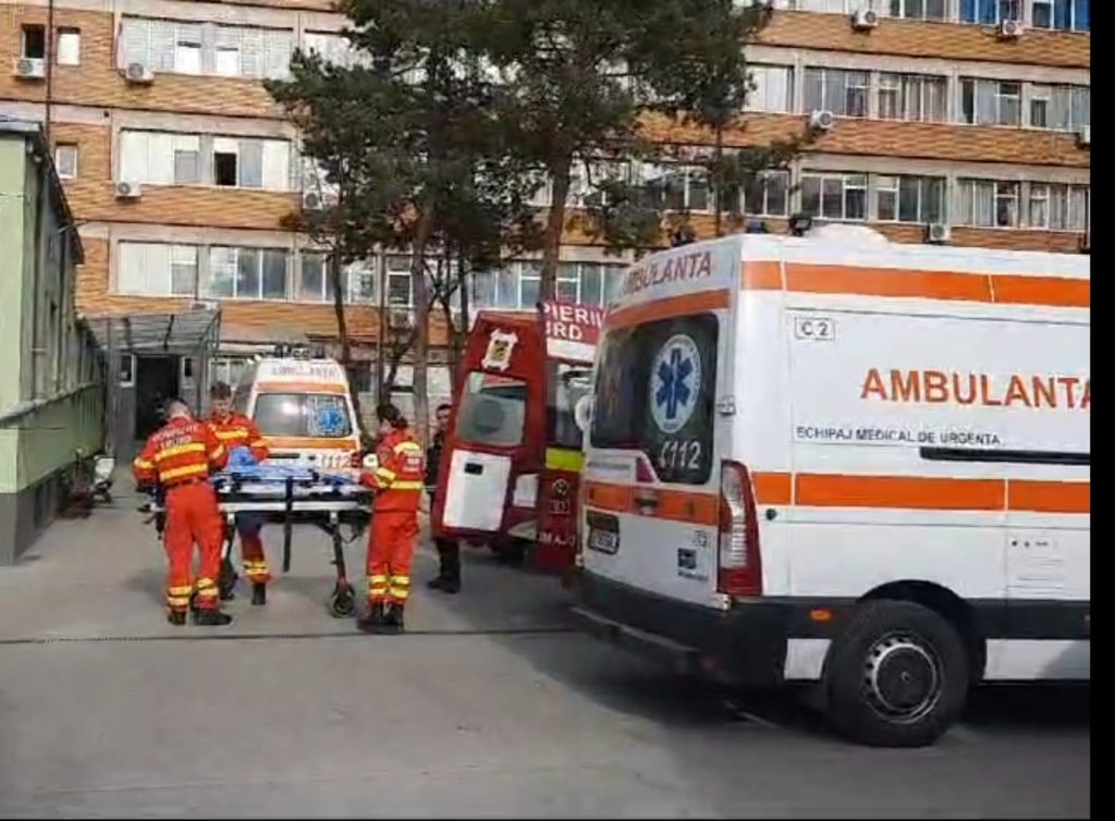 (video) Transfer de urgență din Spitalul Județean! Unul dintre pacienții arși în incendiul de duminică, dus la Iași