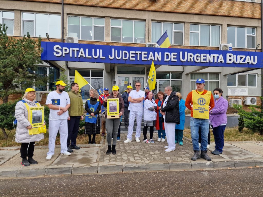 (Video) Protest la Spitalul Județean! Medicii, asistentele și personalul auxiliar amenință cu greva generală