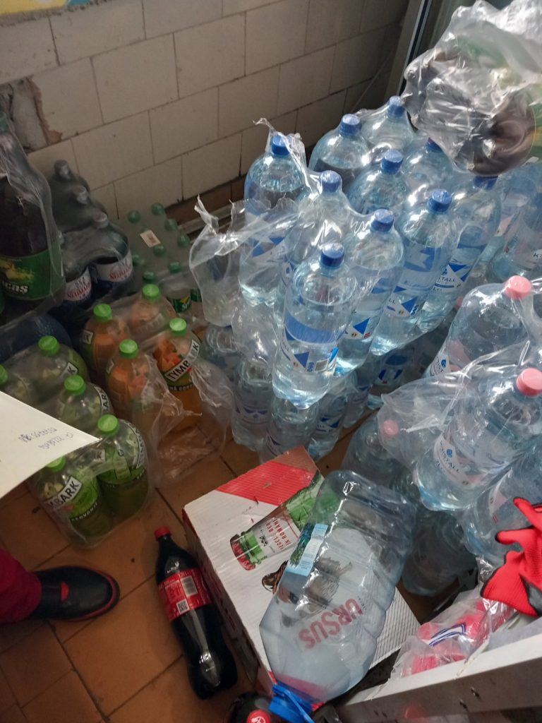 (FOTO) Magazin alimentar care funcționa într-un cămin de nefamiliști, închis de OPC