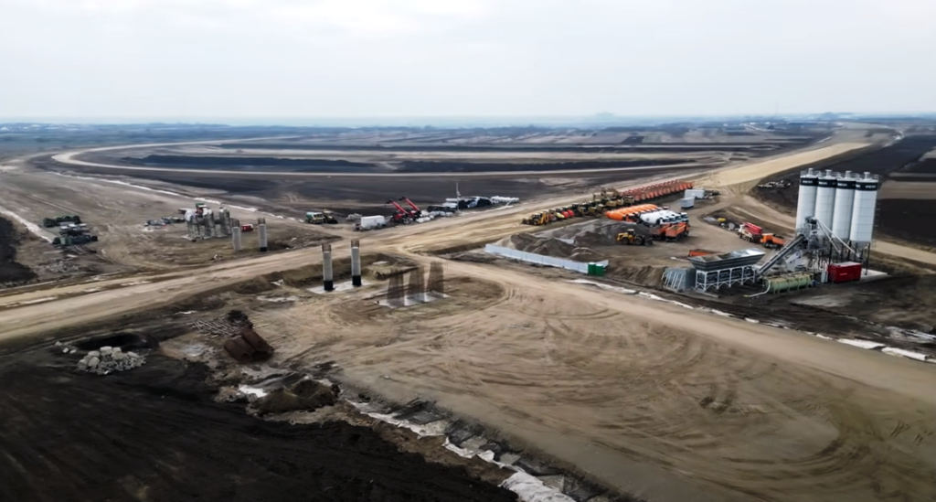 VIDEO – Imagini spectaculoase cu viitoarea autostradă A7. Vremea bună ține cu constructorii