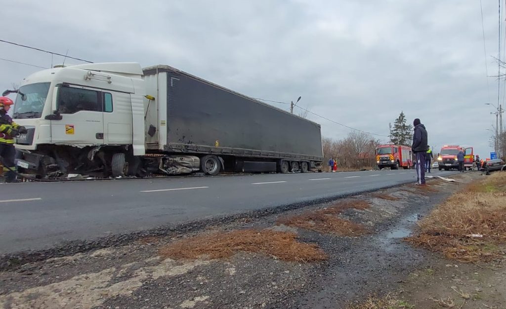 (FOTO+VIDEO)Mașina mică vs. TIR, ambele făcute praf! Oamenii au crezut că ceva a sărit în aer