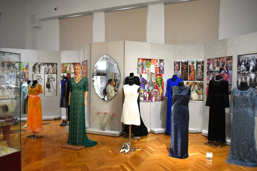 (FOTO) Cum reușeau femeile să fie elegante în comunism. Expoziția de la Buzău care te fascinează de la prima vedere