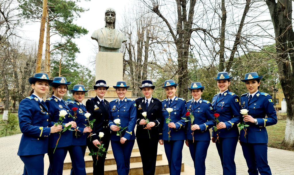 Femei în uniformă! Cariere de succes în lumea bărbaților