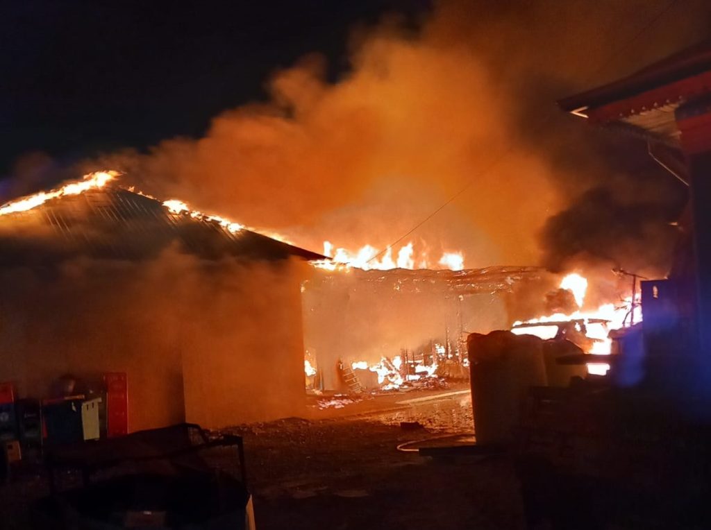 Casă în flăcări la Pârscov. Două persoane au suferit arsuri