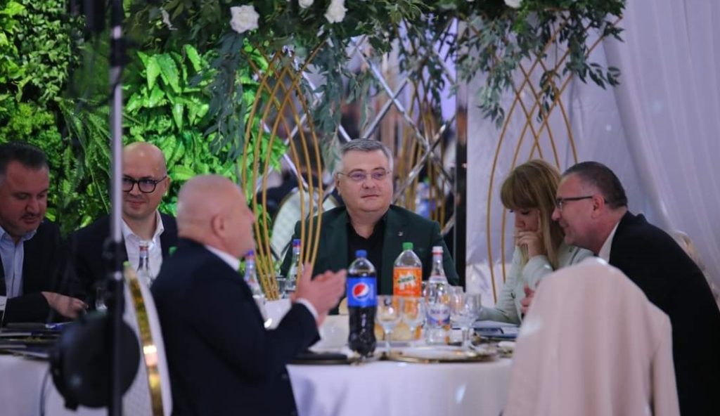 S-au așezat la aceeași masă! PSD și PNL, mai aproape ca oricând în ultimii patru ani