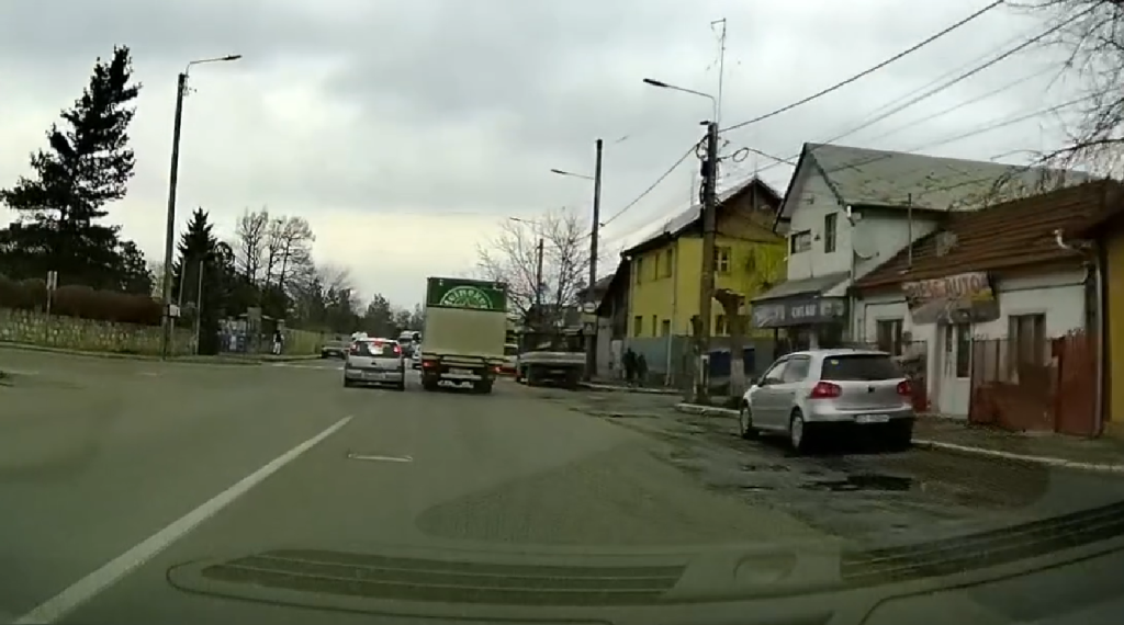 (VIDEO) Strada Horticolei, pistă de încercare! Depășiri pe linie continuă, șicanări în trafic și accident evitat la limită