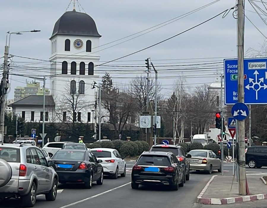 (FOTO) Atenție, șoferi! Au fost pornite semafoarele în rond la Episcopie