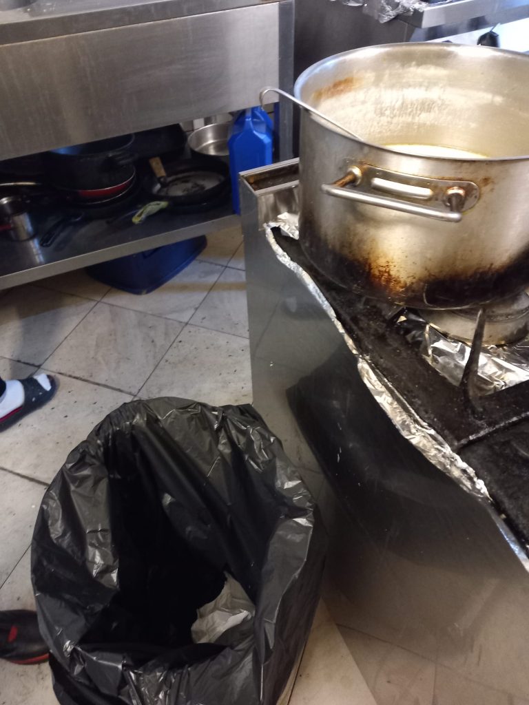 Mizerie de nedescris într-un restaurant din Buzău. În ce hal se pregătea mâncarea servită clienților