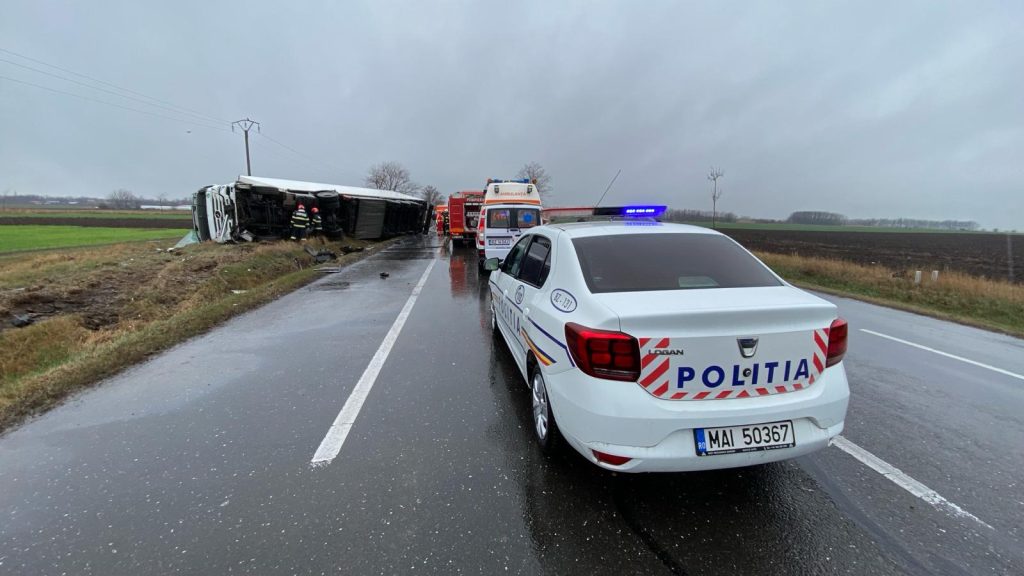 Camion răsturnat pe DN2. Șoferul a fost rănit