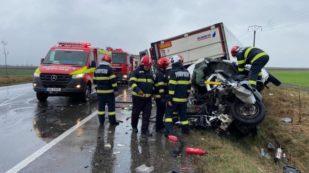 (GALERIE FOTO) Ploile fac prăpăd pe șosea. Un TIR a derapat și s-a răsturnat peste o dubă