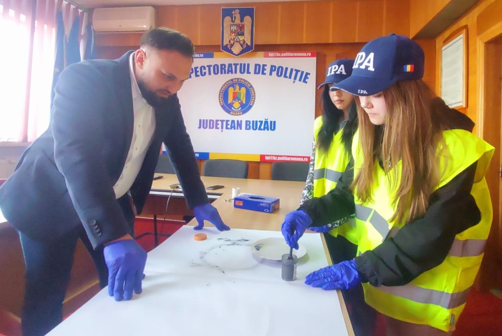 (foto&video)Tineri născuți de Ziua Poliției Române, invitați să descopere secretele meseriei de polițist