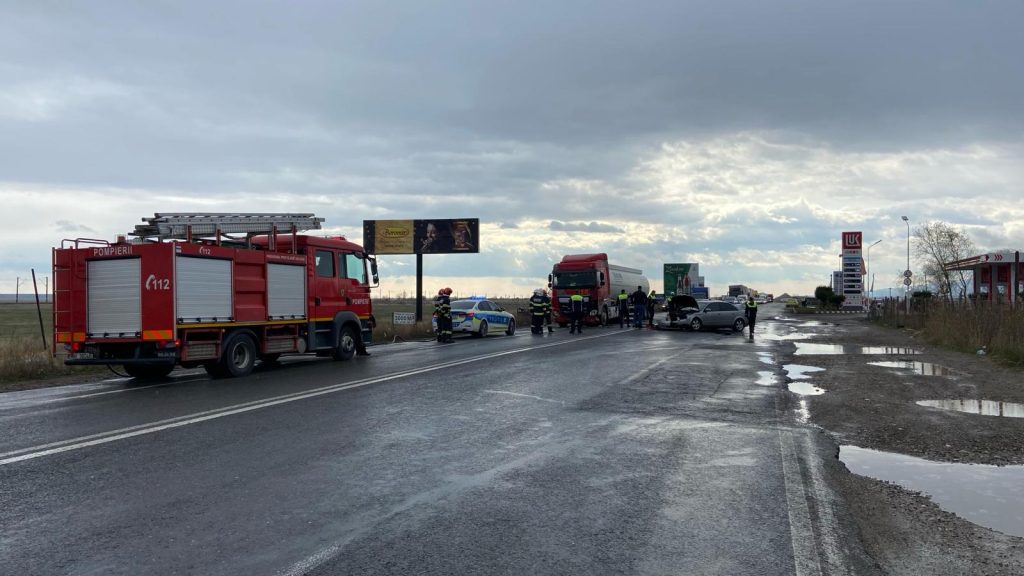 Blocaj total la ieșirea spre Ploiești! Accident cu 3 mașini, victimele la spital