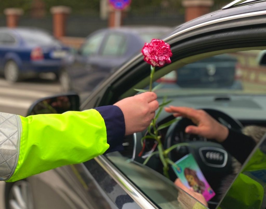(FOTO&VIDEO) Zeci de șoferițe, oprite în trafic și “sancționate” cu mărțișoare și daruri inedite