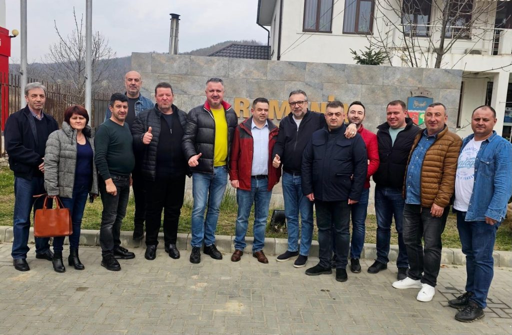 C-așa-i în politică! După ce a încasat bătaie,  la propriu, de la un pesedist, primarul din Beceni s-a aruncat în brațele social-democraților