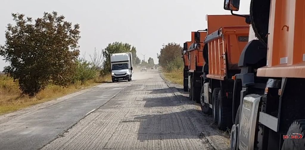 Buzoienii vor scăpa de gropile și denivelările de pe drumul spre litoral. Trei constructori se bat pentru contractul de reabilitare a DN2C