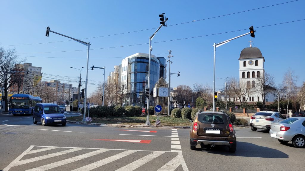 Atenție, reguli noi! Este cea mai dificilă intersecție din Buzău