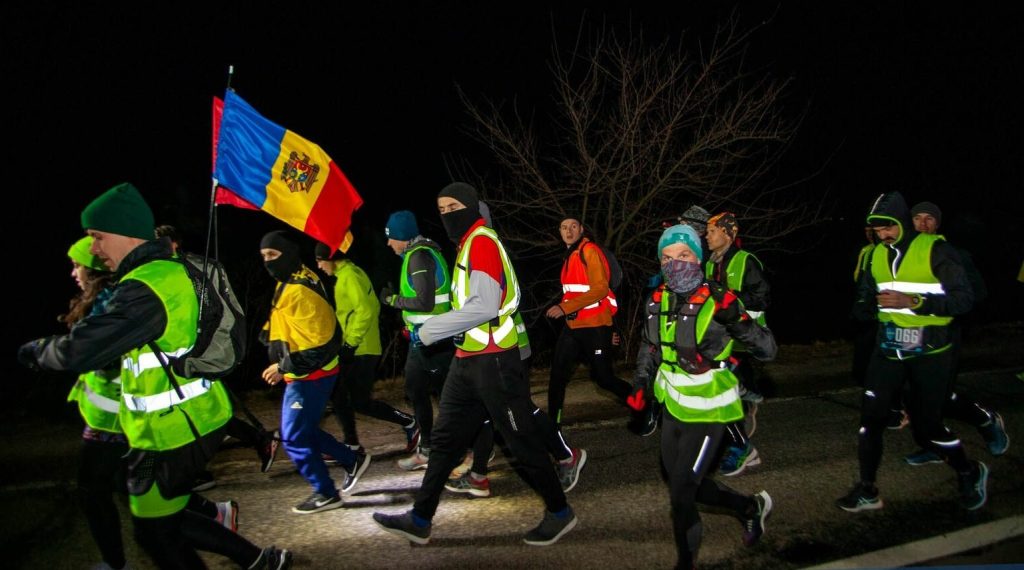 (VIDEO) Au alergat zeci de kilometri la lumina girofarului