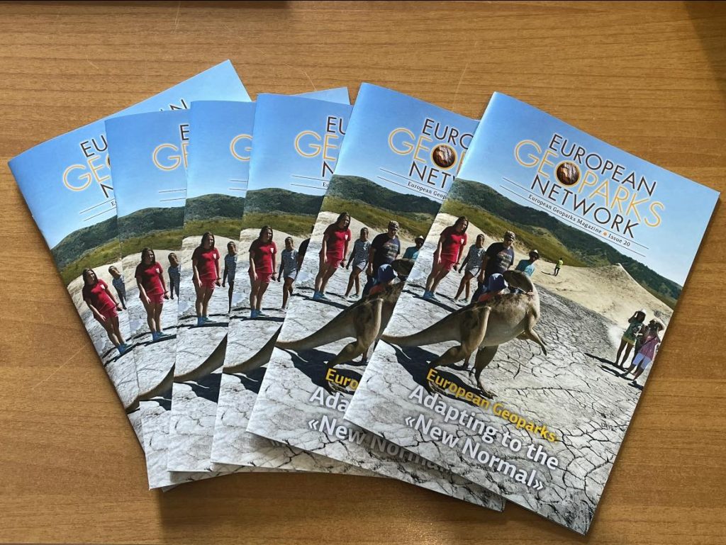 (FOTO) Geoparcul UNESCO “Ținutul Buzăului”, promovat peste granițe. Vulcanii Noroioși, pe coperta revistei Rețelei Europene a Geoparcurilor