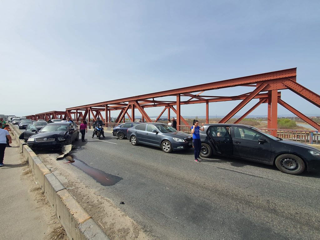 (UPDATE) Accident cu 4 mașini pe podul de la Mărăcineni. Accidente grave și pe alte șosele