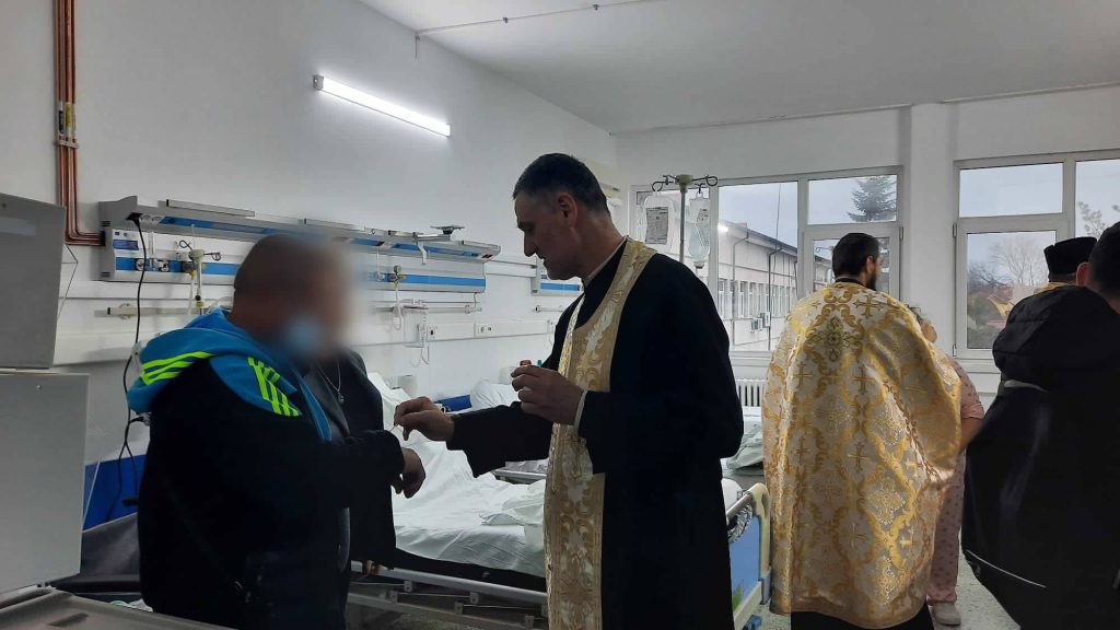 (FOTO) Racla cu moaștele Sf. Pantelimon, purtată la căpătâiul bolnavilor internați în Spitalul Județean