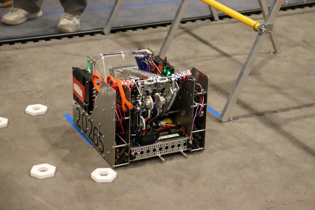 Echipa de robotică a Colegiului Hasdeu a plecat la Chicago! Elevii și-au făcut poze în aeroport