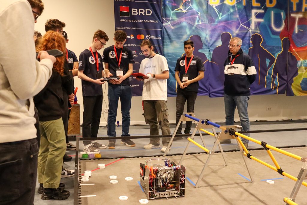 (VIDEO) Să le ținem pumnii! Heart of RoBots, echipa de robotică de la Hasdeu, la etapa națională a concursului First Tech Challenge România