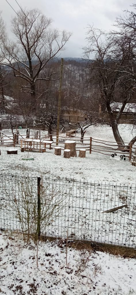 (FOTO) Iarnă în plină primăvară în Buzău! Zonele în care a nins și s-a depus un strat de zăpadă