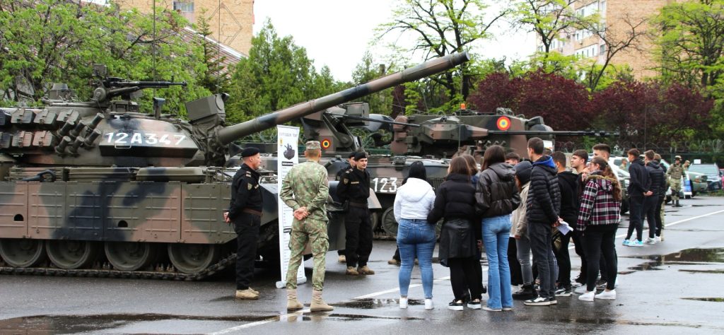 (GALERIE FOTO) Comandamentul Diviziei 2, “luat cu asalt”. Sute de tineri au ajuns în mijlocul militarilor