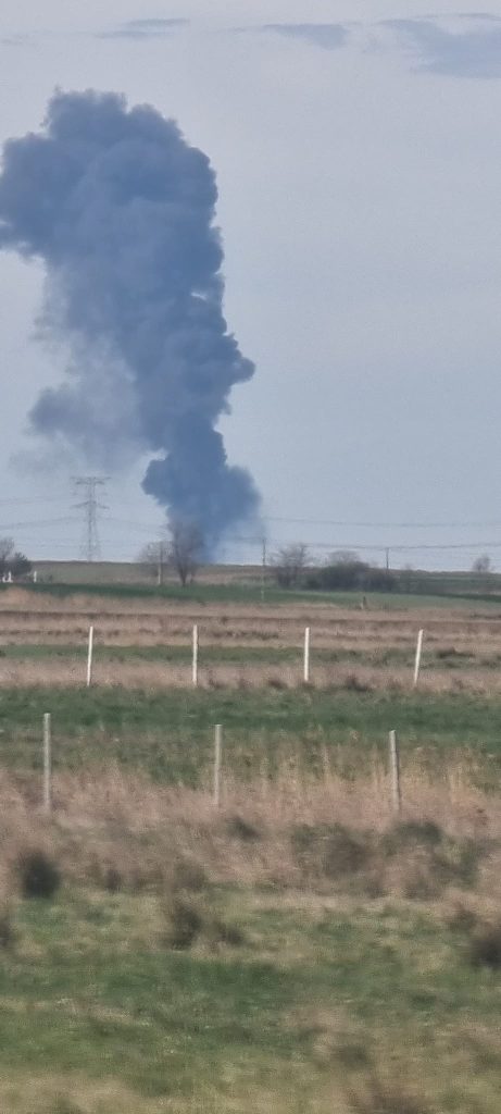 (FOTO&VIDEO) Incendiu violent la Amaru. Intervin pompierii din două județe