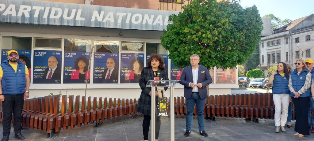 (VIDEO) Carmen Ichim (PNL), la doi pași de Palatul Comunal. Cum și-a început campania de strângere de semnături