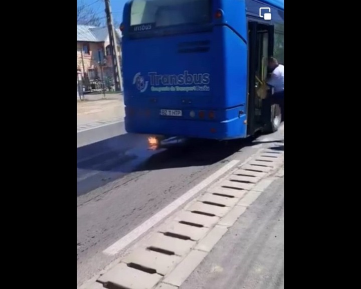Autobuzul a luat foc! Călători evacuați de urgență