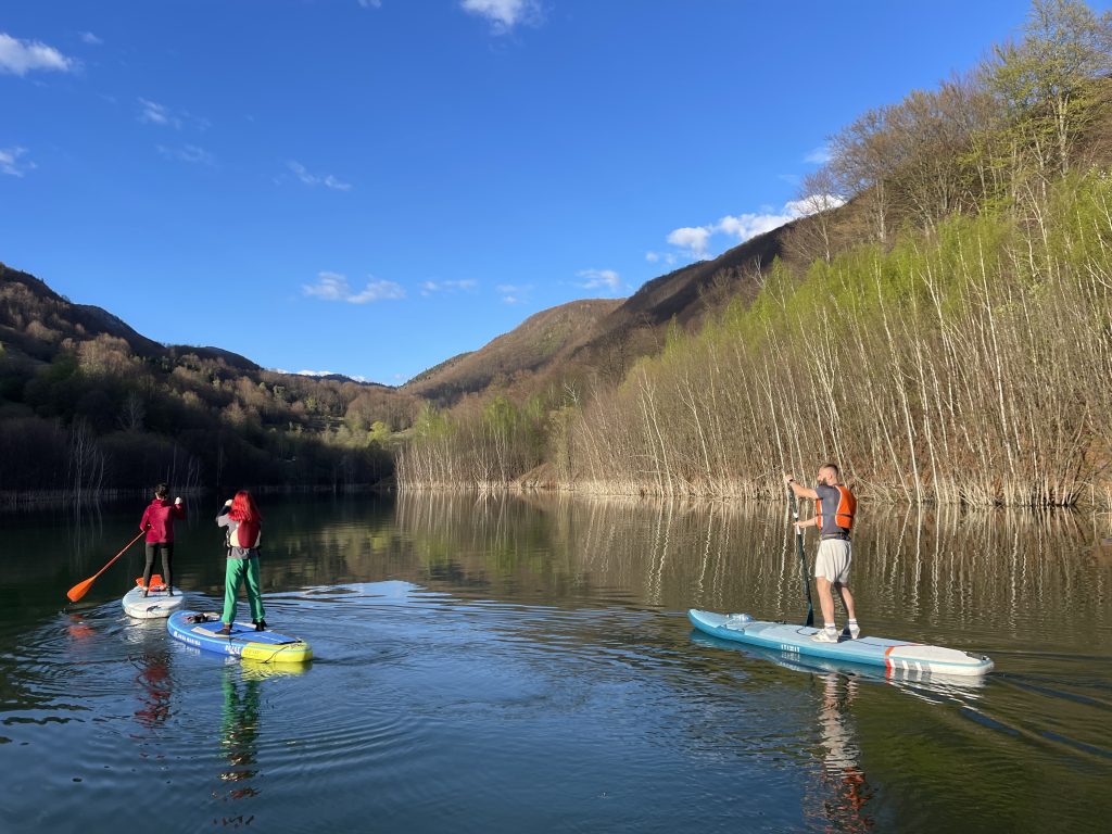 (FOTO&VIDEO) Inițiativă inedită: ecologizare de pe placa de Stand Up Paddle. Sute de kilograme de deșeuri, strânse din lacul Siriu