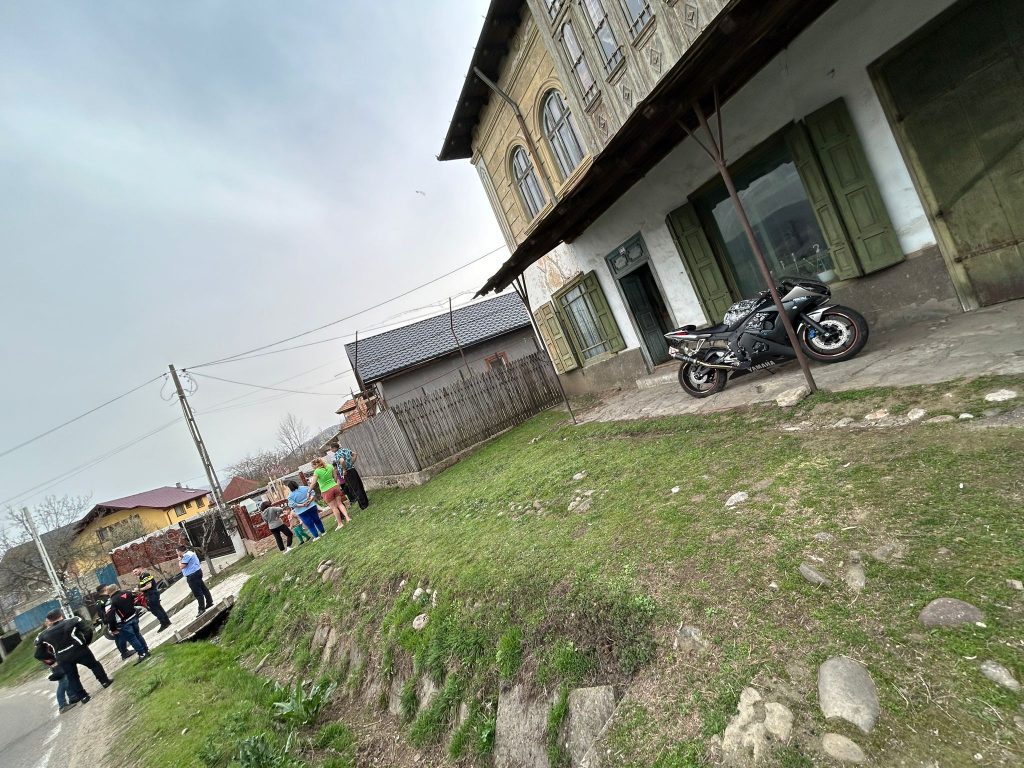 Accidente în lanț pe DN10. Sunt implicate două autoturisme și un motociclist