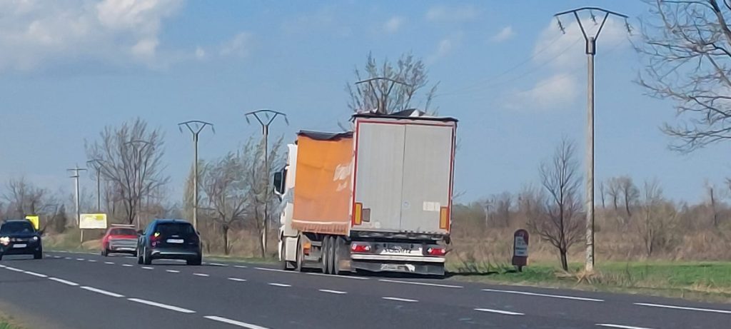 (VIDEO) Vijelia, mai tare ca TIR-ul! Ce să faci dacă vântul bate prea tare