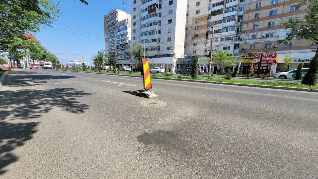 (FOTO) Unirii, bulevardul marilor încercări eșuate. O altă groapă și-a făcut apariția în zona de nord