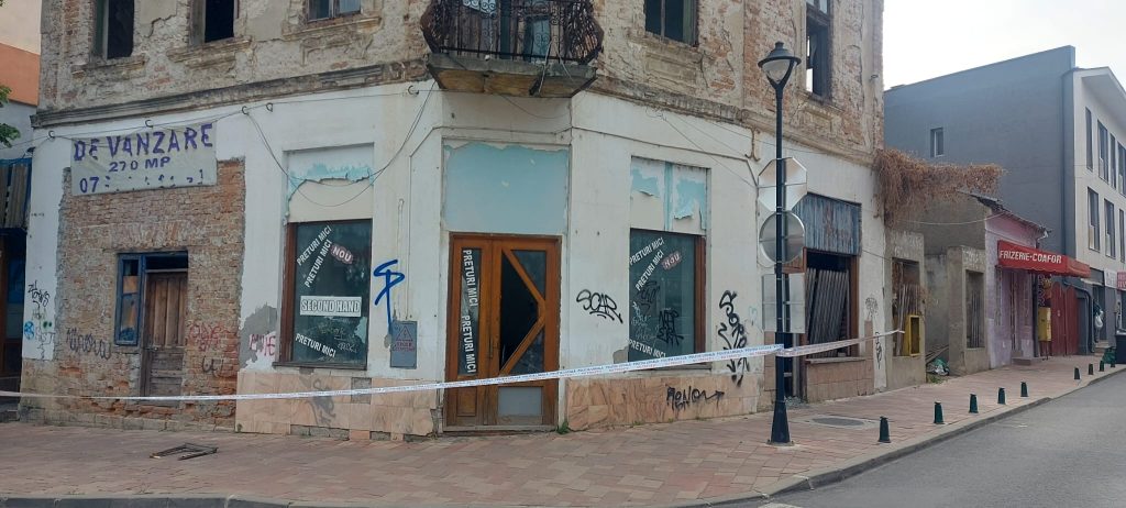 (FOTO) Pericol mortal chiar în centrul municipiului. Cum se dezmembrează o clădire cu vechime, punând trecătorii în pericol
