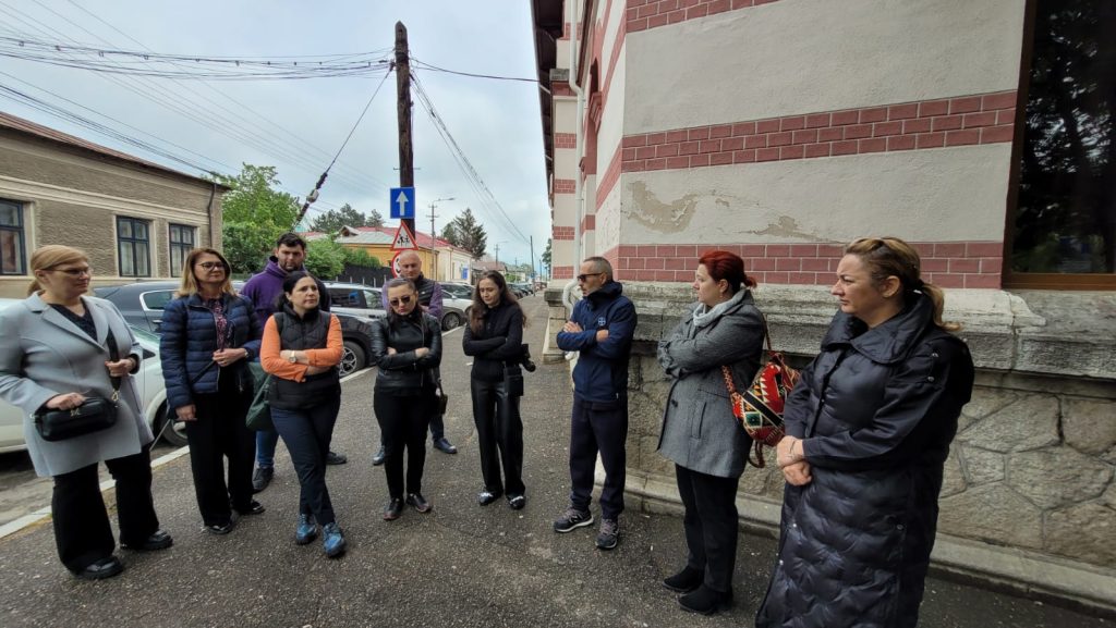 (FOTO&VIDEO) O comisie a Inspectoratului Școlar a descins azi la Colegiul Hasdeu. D. Popescu(ISJ): “Vrem să rezolvăm situația!”