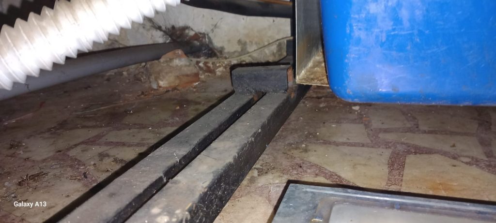 (FOTO) Comisarii OPC, șocați de condițiile în care erau comercializate, la Buzău, mezeluri și alte produse din carne