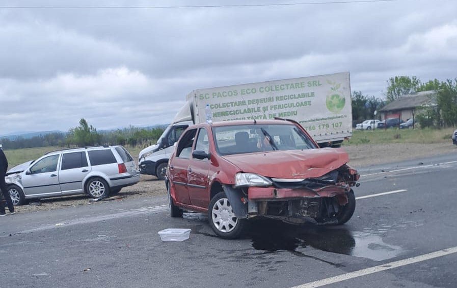 Carambol pe Europeană, 3 persoane transportate de urgență la spital