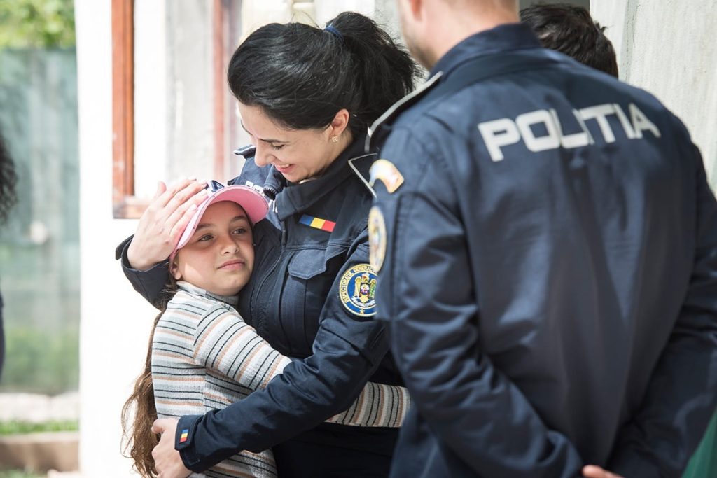 (FOTO&VIDEO) Surpriza uriașă de care a avut parte o fetiță din Buzău, înainte de Florii. Polițiștii au fost cei care au decis să-i facă ziua de neuitat