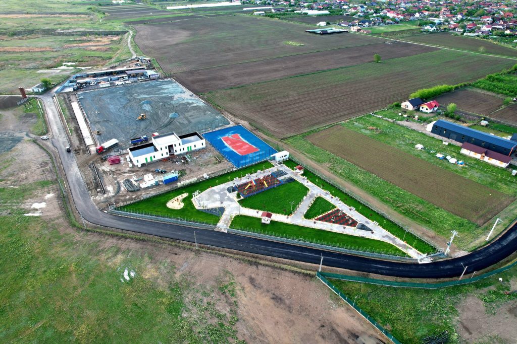 (FOTO) Loc de joacă abia inaugurat, la Mărăcineni, ținta criticilor. Deputatul Ungureanu: “Este așezat în pustietate, lângă groapa de gunoi”