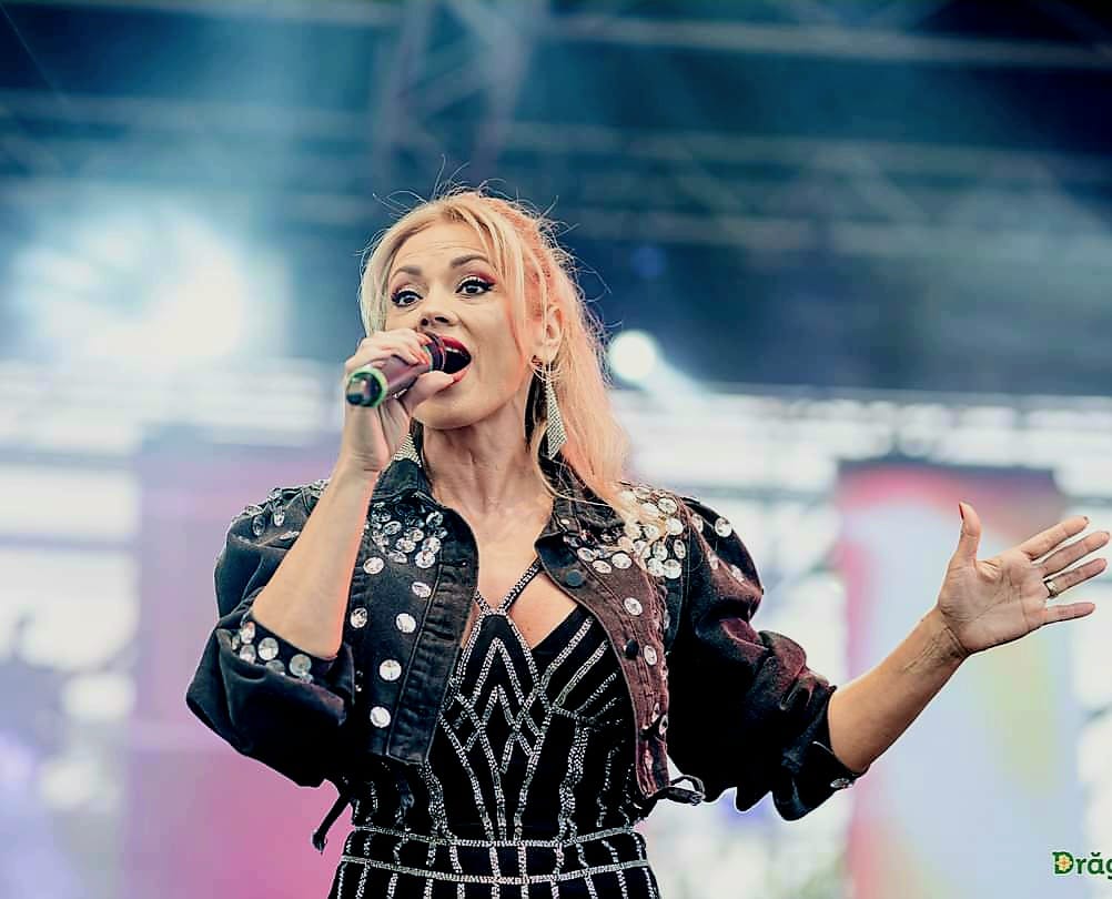 Mirela Ursache dă tonul petrecerii la Focus FM. Piesă nouă lansată de buzoiancă