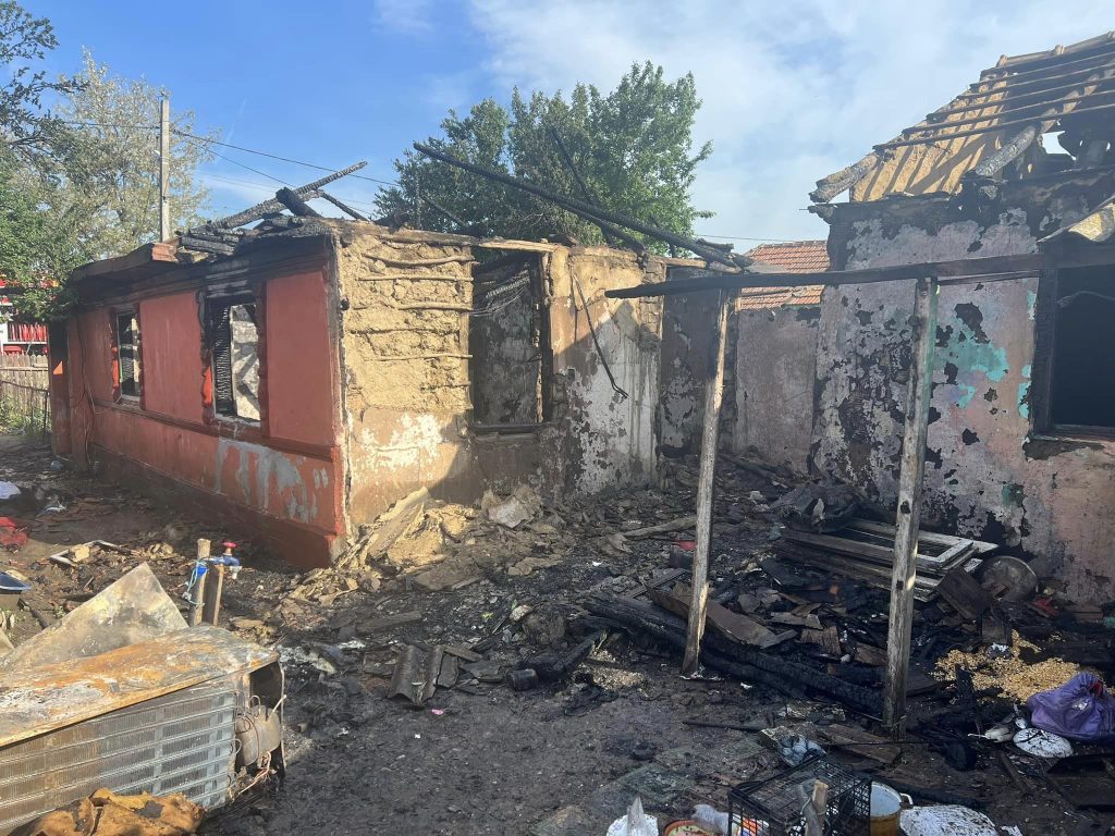(FOTO) O familie cu 5 copii are nevoie de ajutor. În câteva minute, buzoienii au rămas doar cu hainele de pe ei