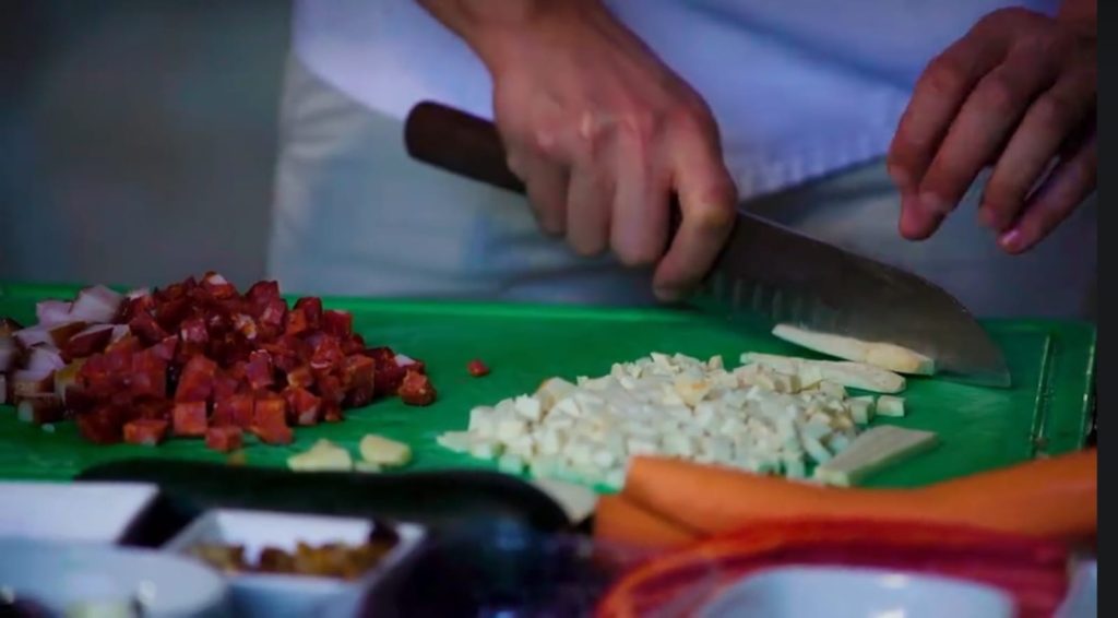 (Video) Preparatul tradițional care nu ar trebui să lipsească de pe masa de Paște. Rețeta prezentată de un chef din Buzău