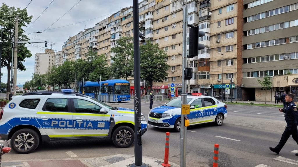 (Video) Gravidă, implicată într-un accident rutier. S-a întâmplat în municipiul Buzău, pe o stradă principală din oraș. Traficul este dirijat