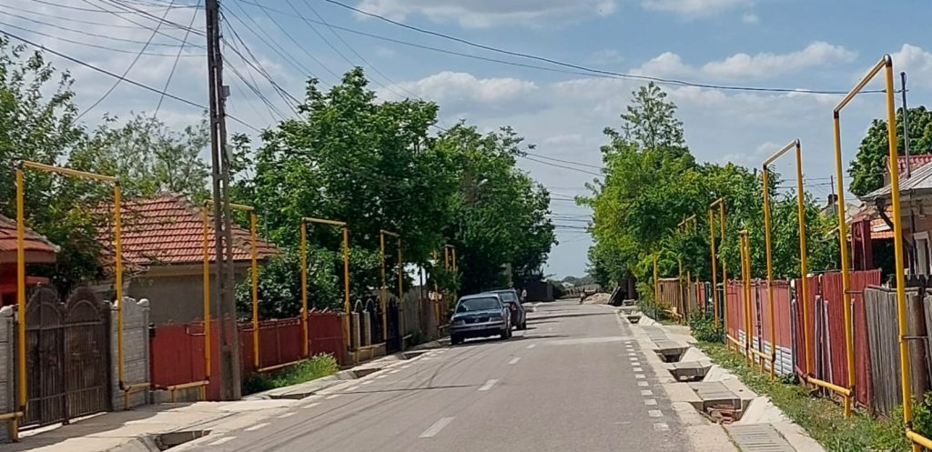 (Video) Strada care a ajuns de râsul comunei. Conducta de gaze a fost montată deasupra porților
