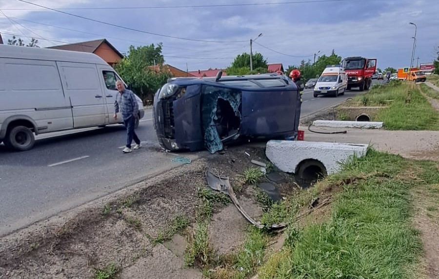 (FOTO) Accident pe DN2E85, o persoană a fost transportată la spital