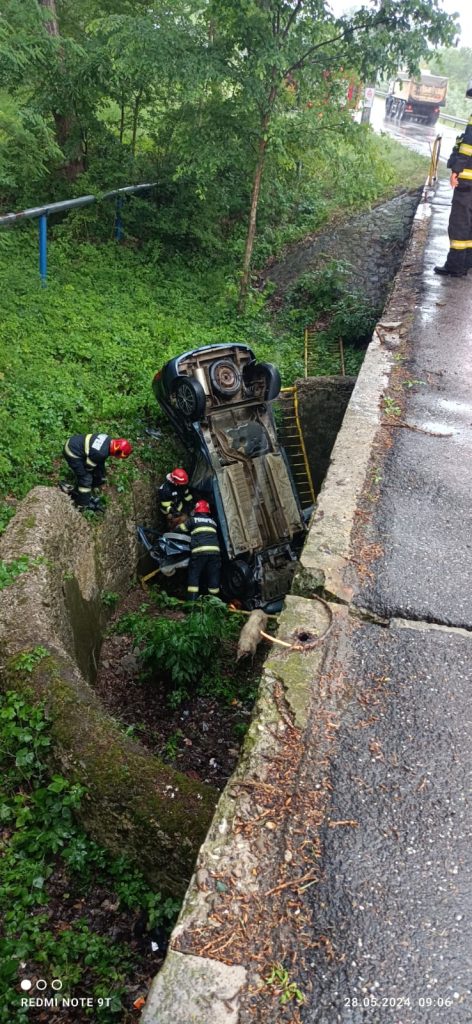 (UPDATE) Accident în Măgura. Mașină răsturnată în șanț
