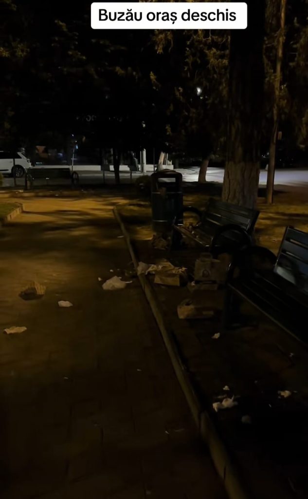 Parcă au trecut vandalii! Parc din zona centrală a Buzăului, îngropat în gunoaie